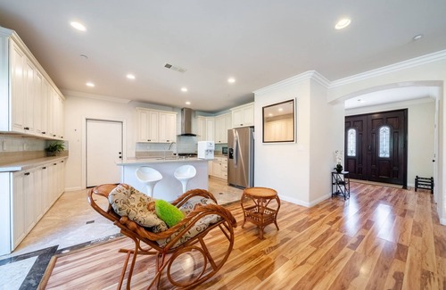 Monterey Park House | Inviting 6-Bedroom May House Near Chinatown with Breakfast