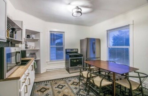West Morningside House | Spacious 6-Bedroom Retreat Just 3 Miles from Downtown
