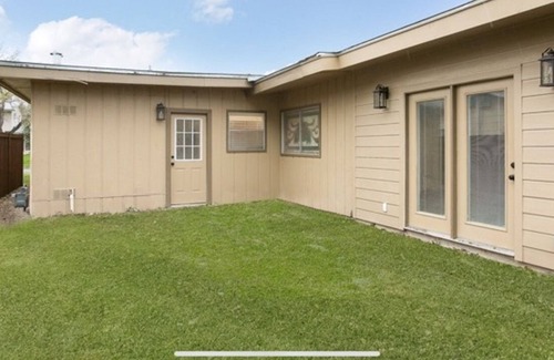 North San Antonio - SAT House | Ideal 6-Bedroom Retreat with Spa and Hot Tub Amenities