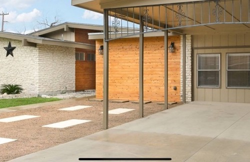 North San Antonio - SAT House | Ideal 6-Bedroom Retreat with Spa and Hot Tub Amenities