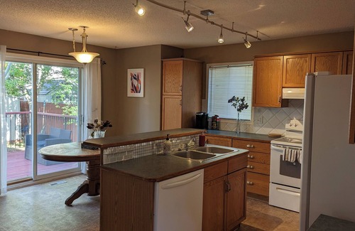 Calgary House | Spacious 6-Bed House with Fenced Yard and Garage