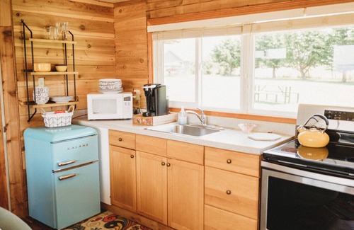 Sequim Cabin | Romantic Love Room with Hot Tub & Private Beach Access