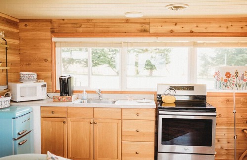 Sequim Cabin | Romantic Love Room with Hot Tub & Private Beach Access