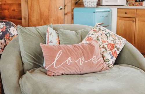Sequim Cabin | Romantic Love Room with Hot Tub & Private Beach Access