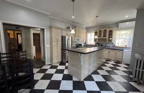 Getty Square House | 6 BR, 4 BA Mansion Close to the City