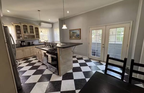 Getty Square House | 6 BR, 4 BA Mansion Close to the City