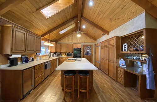 Gladewater Cabin | Enchanting 6 BR Log Home with Hot Tub in East TX Woods