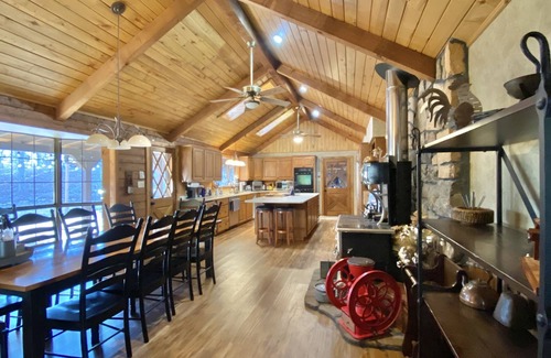 Gladewater Cabin | Enchanting 6 BR Log Home with Hot Tub in East TX Woods