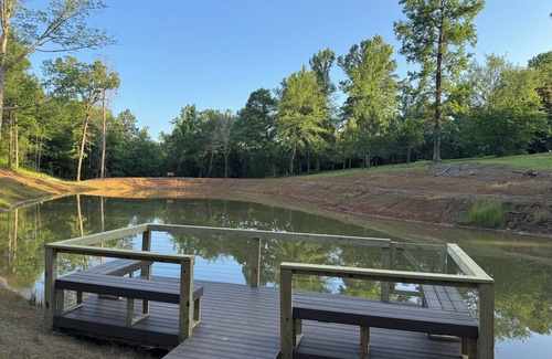 Gladewater Cabin | Enchanting 6 BR Log Home with Hot Tub in East TX Woods
