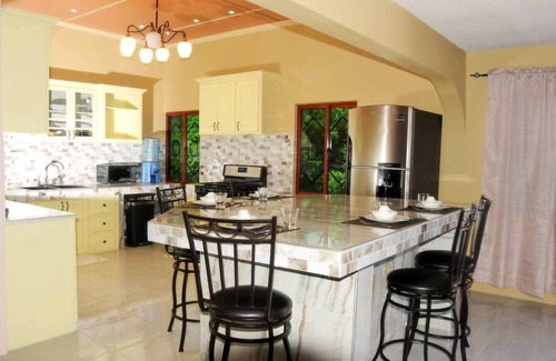 Runaway Bay Villa | 6 Br Peaceful Coastal Getaway with Pool and Beach Access