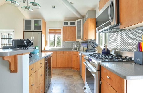 Loveladies House | Inviting 6 BR Retreat with Pool & Hot Tub Near the Ocean