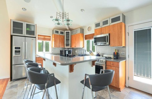 Loveladies House | Inviting 6 BR Retreat with Pool & Hot Tub Near the Ocean