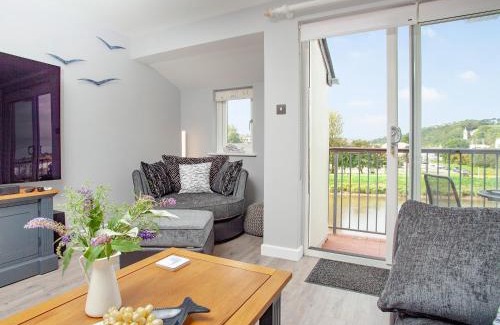 Egloshayle House | Family-Friendly Retreat at 6 Camelside - Guest Rated 9.8