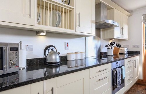 Bugford Cottage | Family-Friendly 6 Court Cottage in Hillfield Village, Dartmouth