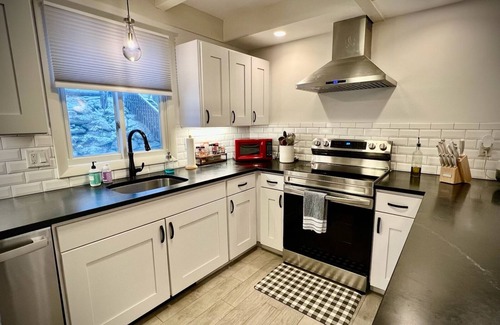 Stratton Mountain Condo | Family-Friendly 3BR Stratton Condo with Fireplace & Views