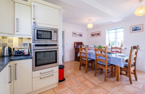 Saxmundham Apartment | Cozy 6 Hazelwood Retreat: Ideal for Families with Spa Access