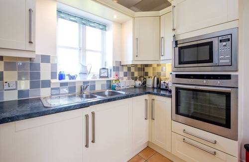 Saxmundham Apartment | Cozy 6 Hazelwood Retreat: Ideal for Families with Spa Access