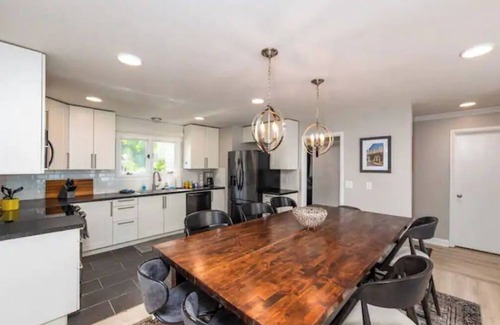 Fourth Ward House | Experience 6 Kings Mega House with Spa & Hot Tub in Uptown