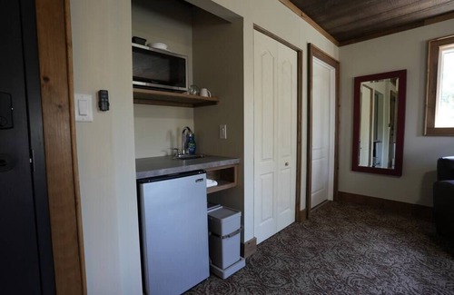 Algonquin Highlands Apartment | Top-Rated Lodge Room with Kitchen & King Bed for Your Retreat