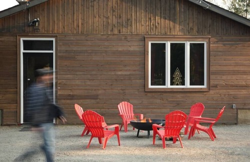 Algonquin Highlands Apartment | Top-Rated Lodge Room with Kitchen & King Bed for Your Retreat
