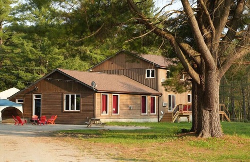 Algonquin Highlands Apartment | Top-Rated Lodge Room with Kitchen & King Bed for Your Retreat
