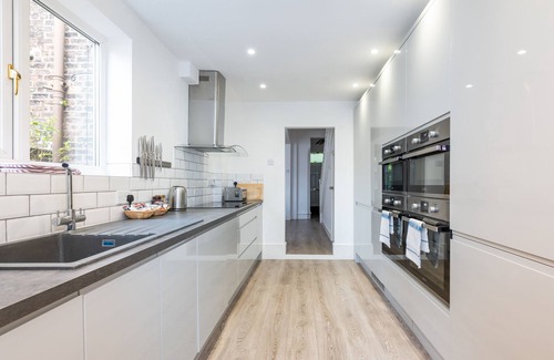 Bootham House | Modern 5 Bed House with Breakfast & Child-Friendly Amenities