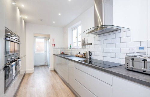 Bootham House | Modern 5 Bed House with Breakfast & Child-Friendly Amenities