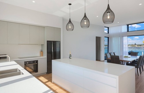 Merimbula House | Discover SouthWind: Lake View Retreat with Breakfast
