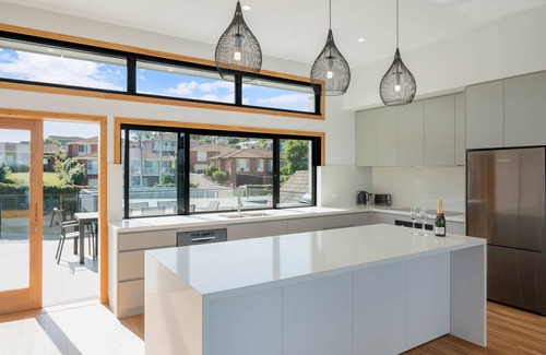 Merimbula House | Discover SouthWind: Lake View Retreat with Breakfast