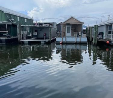 Venice Boat Rental | Enjoy the Marina Views at Venice Beer Can Retreat