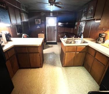 Venice Boat Rental | Enjoy the Marina Views at Venice Beer Can Retreat