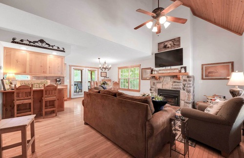 Reeds Spring Cabin | Tranquil Lakefront Cabin: 10/10 Rated near Branson Strip