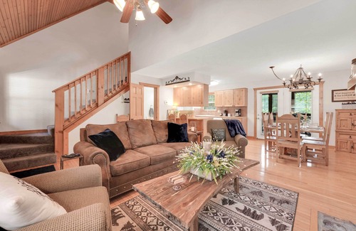 Reeds Spring Cabin | Tranquil Lakefront Cabin: 10/10 Rated near Branson Strip