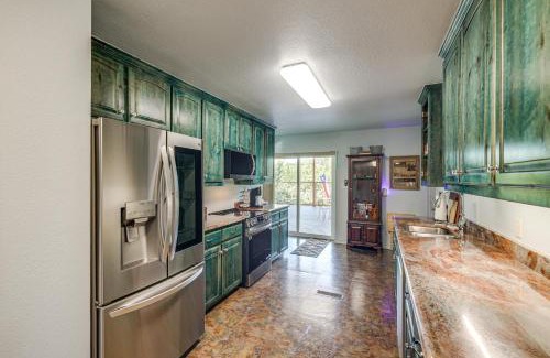 Granbury Apartment | 6 Mi to Granbury City Beach Park Apt with Veranda!