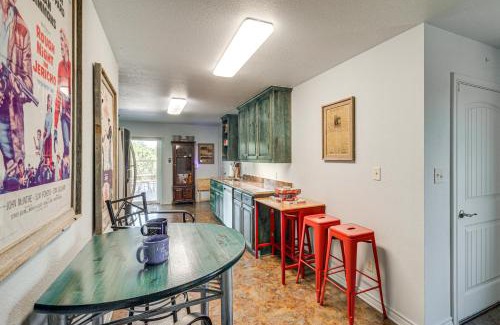 Granbury Apartment | 6 Mi to Granbury City Beach Park Apt with Veranda!