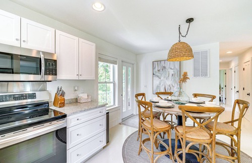 Manteo Cottage | Beach House Retreat with Outdoor Shower Near Nags Head
