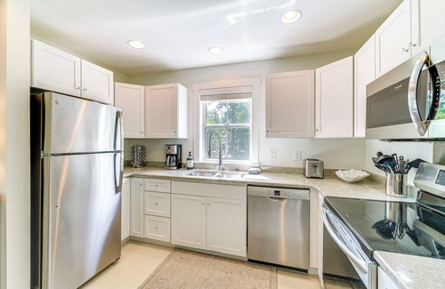Manteo Cottage | Beach House Retreat with Outdoor Shower Near Nags Head