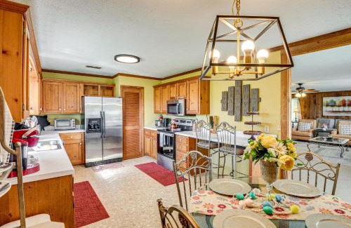 Hollywood Apartment | Pet-Friendly Hollywood Cabin Apartment by the Lake