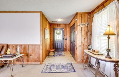 Hollywood Apartment | Pet-Friendly Hollywood Cabin Apartment by the Lake