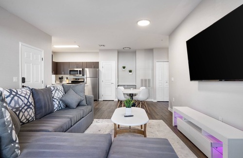 Deer Valley Apartment | Convenient Hotel with Pool and Gym Near Banner Thunderbird