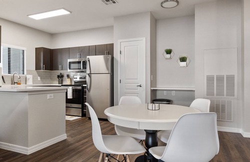 Deer Valley Apartment | Convenient Hotel with Pool and Gym Near Banner Thunderbird