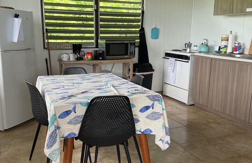 La Mela House | Cozy Retreat: 6 Min to Beach with Private Pool & Spa