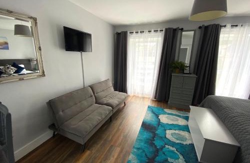 Bantry Apartment | Cozy Strelitzias Self-Catering B&B Studio - Family Friendly Stay