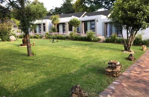 Woodmead House | Welcoming 6 on Morris Guest Lodge with Ocean Views and Pool
