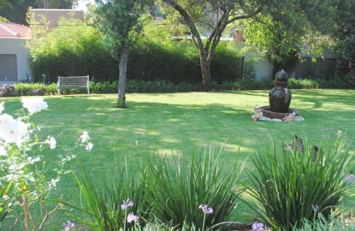 Woodmead House | Welcoming 6 on Morris Guest Lodge with Ocean Views and Pool