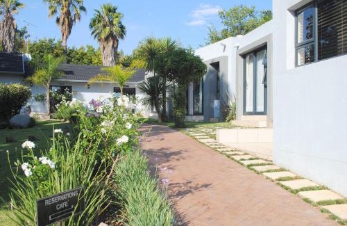 Woodmead House | Welcoming 6 on Morris Guest Lodge with Ocean Views and Pool