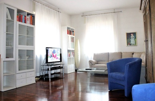 Verona City Centre Apartment | Elegant Verona Apartment for 6 with Spa and Breakfast