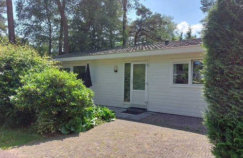 Beekbergen-Zuid House | Cozy Chalet for 6: 3 Bedrooms & Terrace, Pet-Friendly!