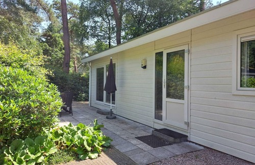 Beekbergen-Zuid House | Cozy Chalet for 6: 3 Bedrooms & Terrace, Pet-Friendly!