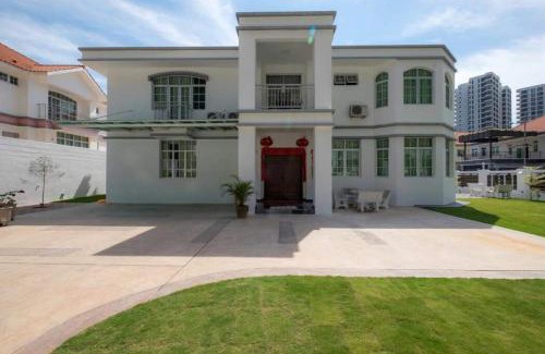 Tanjung Bungah Villa | Discover 6, Persiaran Tanjung Bunga: Pet-Friendly Retreat
